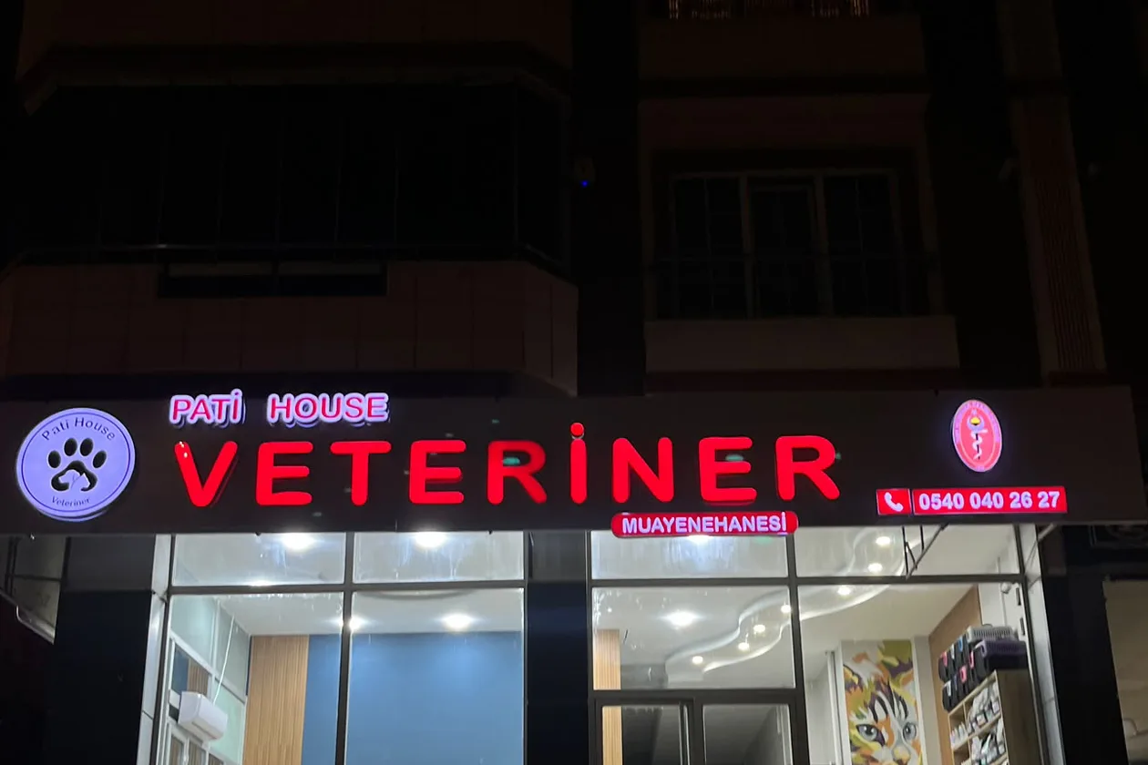 Muayenehanemizin gece ışıklı tabelası ve cephesi